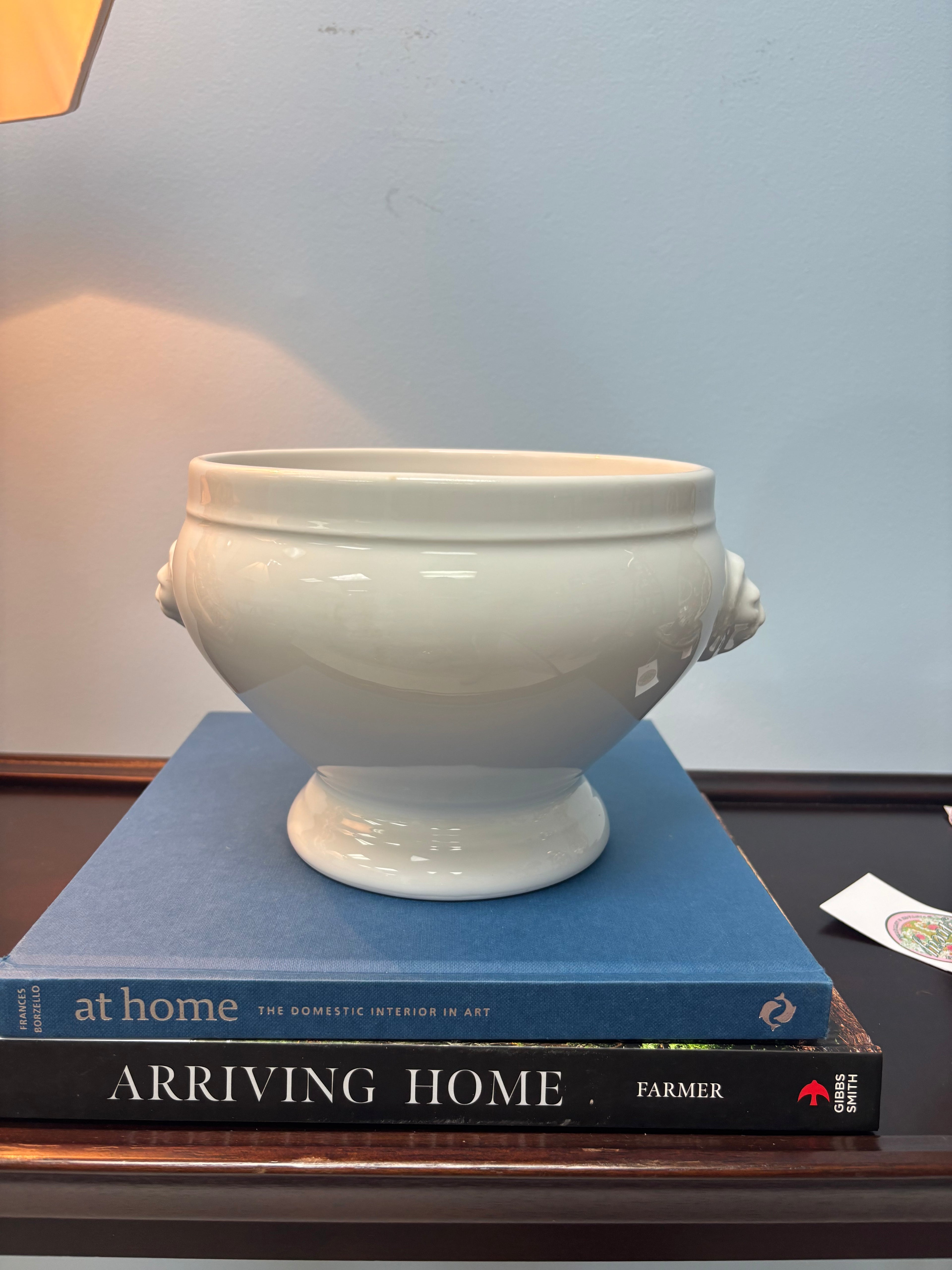 White Lions-head Planter